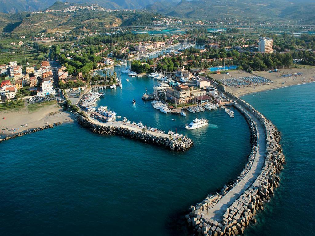 フルナリ Baia Dei Delfiniアパートホテル エクステリア 写真