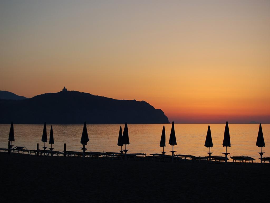 フルナリ Baia Dei Delfiniアパートホテル エクステリア 写真