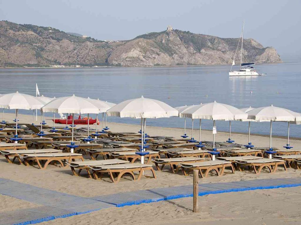 フルナリ Baia Dei Delfiniアパートホテル エクステリア 写真