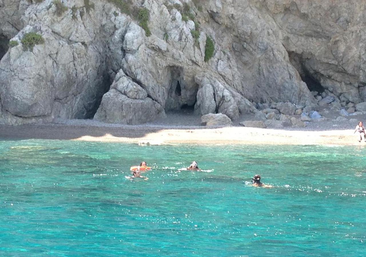 フルナリ Baia Dei Delfiniアパートホテル エクステリア 写真